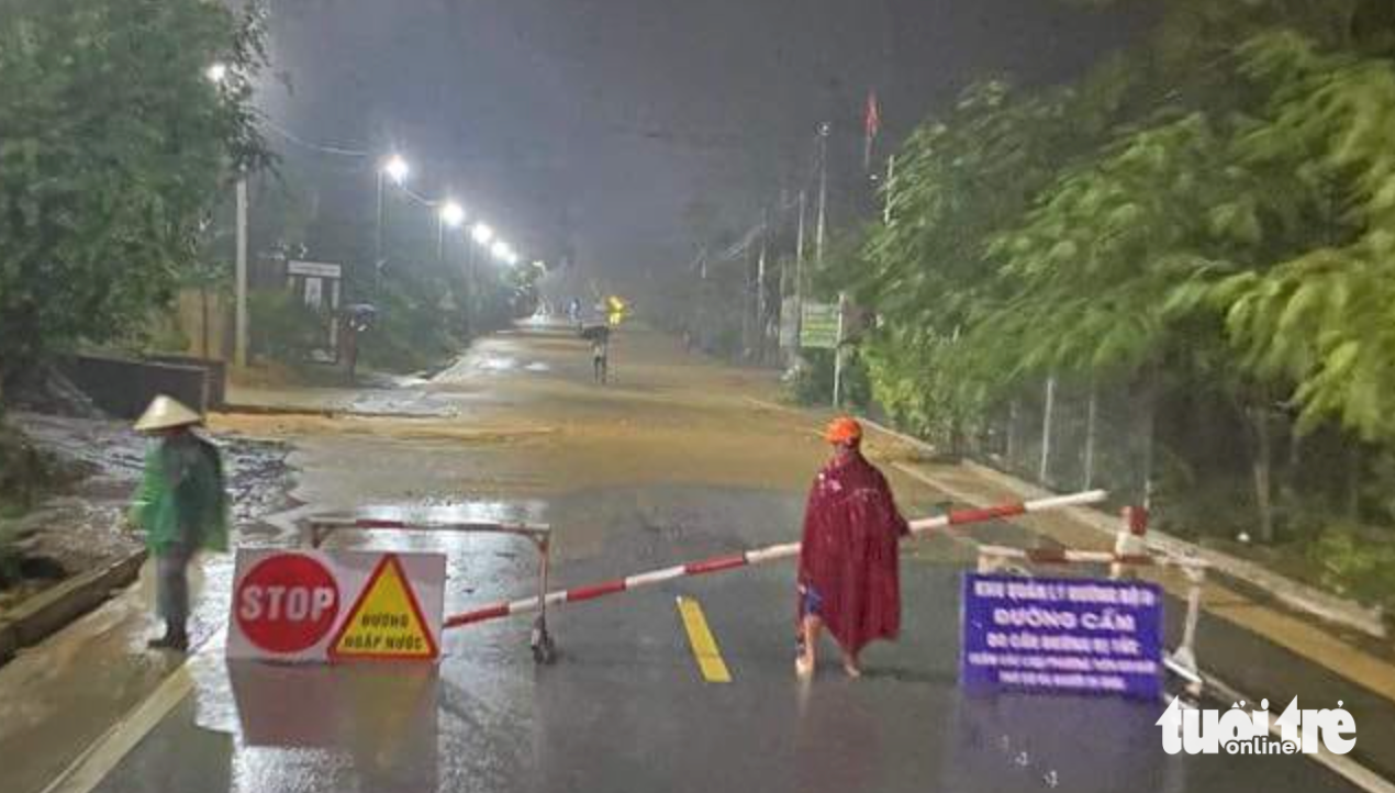 Đường Hồ Chí Minh qua xã Khai Sơn, huyện Anh Sơn, Nghệ An bị ngập sâu. Đơn vị quản lý đường bộ phải tạm cấm đường - Bạn đọc cung cấp
