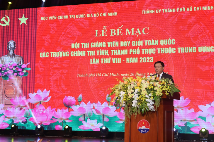 Ông Nguyễn Xuân Thắng - ủy viên Bộ Chính trị, giám đốc Học viện Chính trị quốc gia Hồ Chí Minh, trưởng ban chỉ đạo hội thi - phát biểu tại lễ bế mạc - Ảnh: GIA HÂN