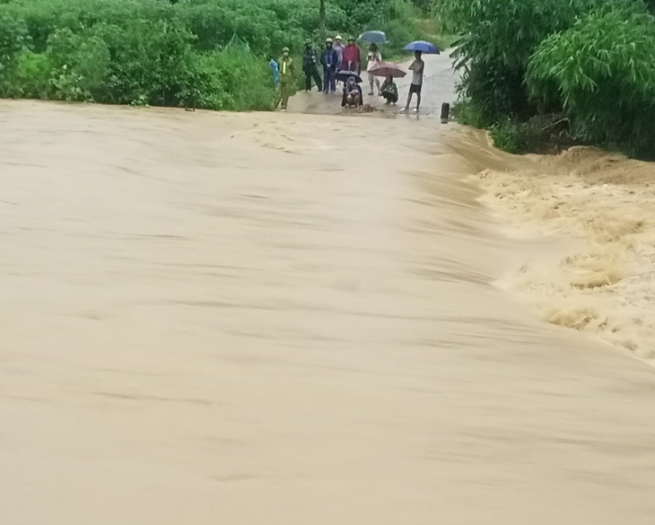 Nước lũ dâng cao, chảy xiết tại đập tràn ở thôn Đồng Chành, xã Thượng Ninh, huyện Như Xuân (Thanh Hóa) sáng 27-9, nên người và phương tiện giao thông không qua lại được - Ảnh do UBND huyện Như Xuân cung cấp 