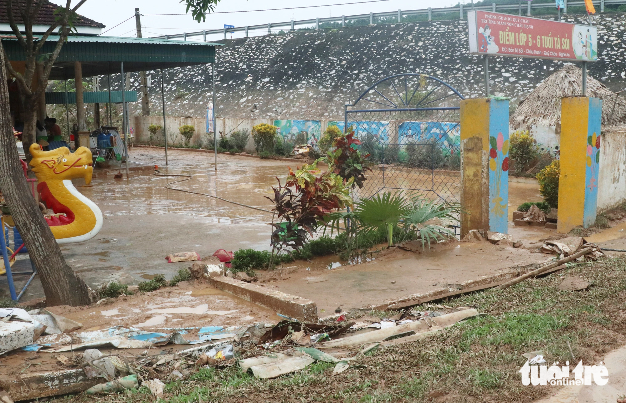 Rạng sáng 27-9, nước lũ đục ngầu, cuồn cuộn đổ về đánh sập bức tường tràn qua điểm trường Tà Sỏi, xã Châu Hạnh, huyện Quỳ Châu, Nghệ An - Ảnh: DOÃN HÒA