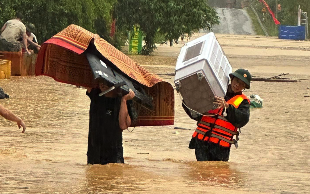 Cập nhật mưa lũ miền Trung: Nước lụt chia cắt nhiều nơi, hàng ngàn học sinh nghỉ học