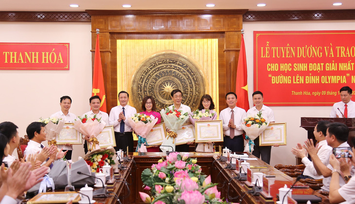Lãnh đạo Tỉnh ủy, UBND tỉnh Thanh Hóa trao bằng khen của chủ tịch UBND tỉnh cho sáu thầy cô giáo Trường THPT Hàm Rồng - Ảnh: HÀ ĐỒNG