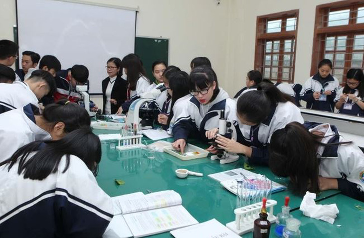 Giờ thực hành môn sinh học của học sinh Trường THPT chuyên Sơn La, thành phố Sơn La - trường đạt chuẩn quốc gia - Ảnh: TTXVN
