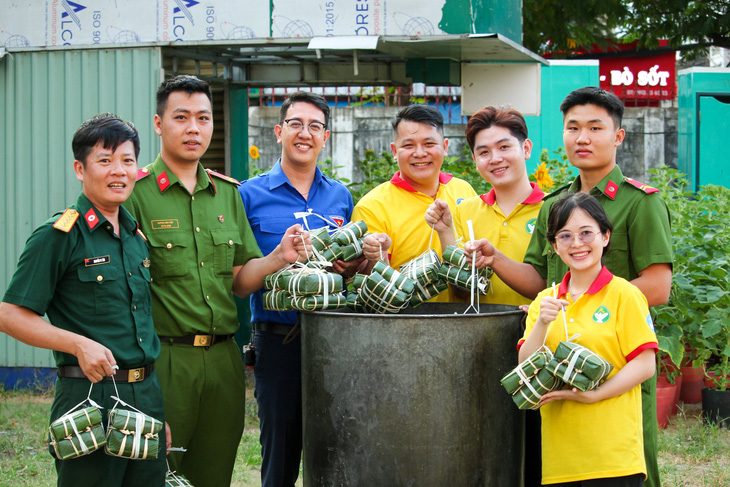 Sinh viên gửi trao bánh chưng đến các chiếc sĩ Công an quận Tân Bình trong dịp Tết Giáp Thìn 2024 - Ảnh: UFM