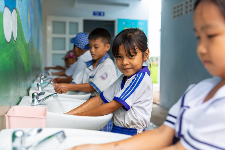 Học sinh tại 7 điểm trường thuộc tỉnh Sóc Trăng hào hứng trong năm học mới vì đã có nhà vệ sinh sạch, an toàn hơn với sự hỗ trợ của dự án Innovation for Children. Ảnh: UNICEF Việt Nam