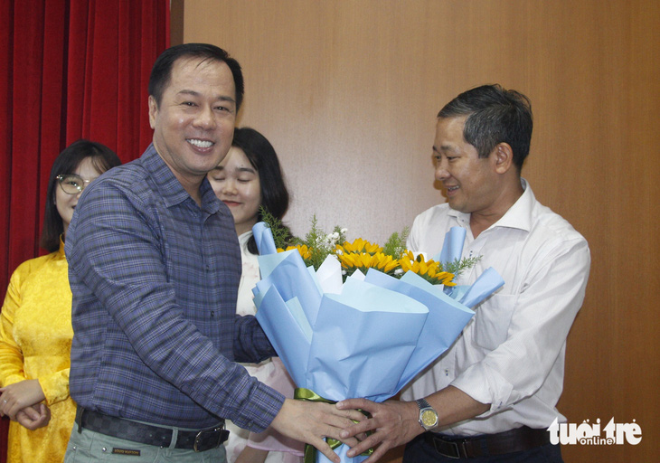GS.TS Huỳnh Văn Sơn, hiệu trưởng Trường đại học Sư phạm TP.HCM (trái), tặng hoa cho trưởng đoàn, giảng viên Nguyễn Việt Khoa (khoa giáo dục tiểu học) - Ảnh: CÔNG TRIỆU