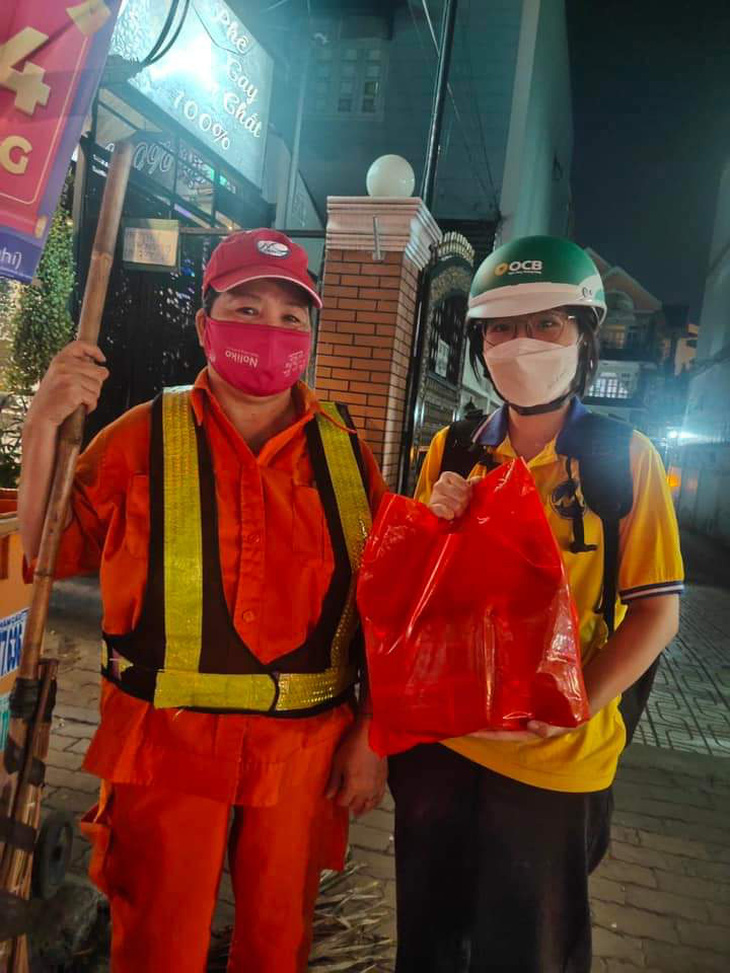 Phần bánh chưng được các bạn sinh viên trao đến cô công nhân vệ sinh đang làm việc trong đêm ở TP Thủ Đức - Ảnh: UFM
