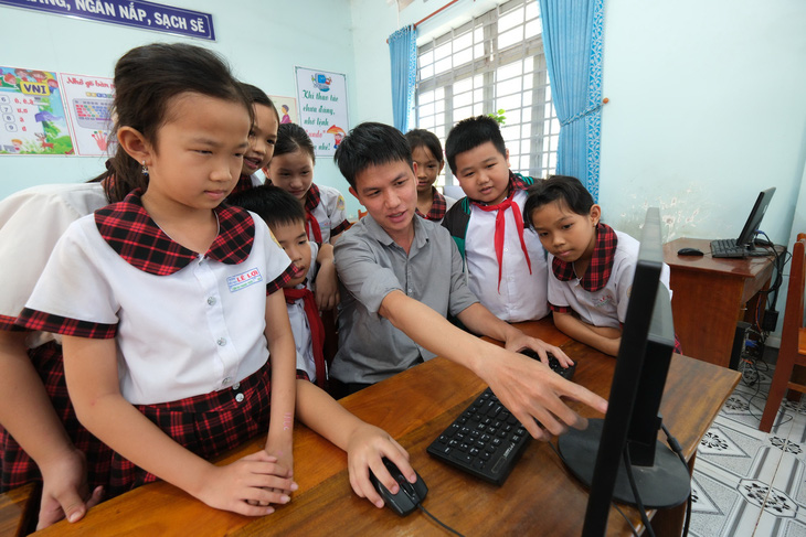 Thầy giáo Nguyễn Bích Ngọc gần gũi với các em học sinh và hướng các em tình yêu với công nghệ máy tính - Ảnh: M.V