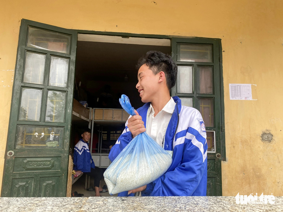Học sinh Trường phổ thông dân tộc bán trú THCS Lao Chải mang gạo từ nhà tới cho nhà trường mượn - Ảnh: C.TUỆ