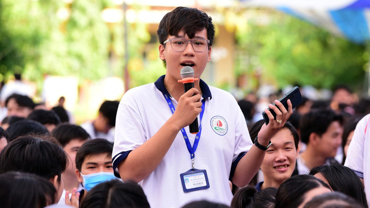 Học sinh Tiền Giang đặt câu hỏi cho ban tư vấn tại chương trình - Ảnh: DUYÊN PHAN