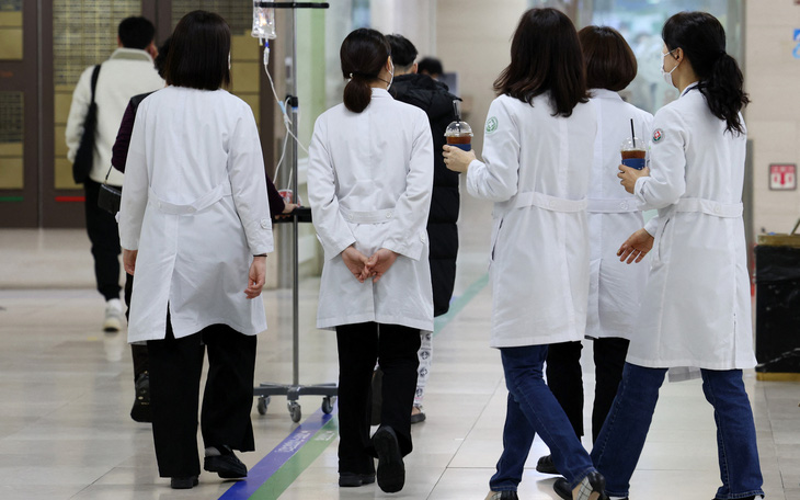 Hàng ngàn bác sĩ thực tập đình công, tổng thống Hàn Quốc quyết không lùi bước