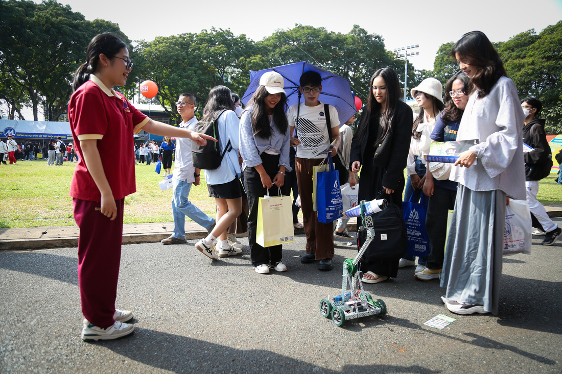 Học sinh thích thú xem robot tự động của Trường đại học Quốc tế Sài Gòn (SIU) - Ảnh: PHƯƠNG QUYÊN