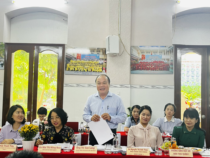 Ông Võ Cao Long - trưởng Phòng Giáo dục và Đào tạo quận 1 - TP.HCM phát biểu tại buổi làm việc với Ban văn hóa xã hội - Ảnh: MỸ DUNG