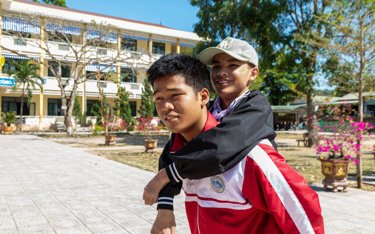 Hai bạn là tấm gương sáng về tình bạn ở trường học tại một huyện miền núi Quảng Trị - Ảnh: HOÀNG TÁO