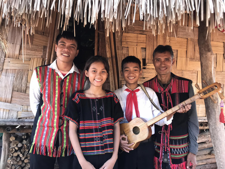 Câu lạc bộ mời nghệ nhân Pa Kô về truyền dạy cách hát và chơi nhạc cụ truyền thống - Ảnh: HOÀNG TÁO
