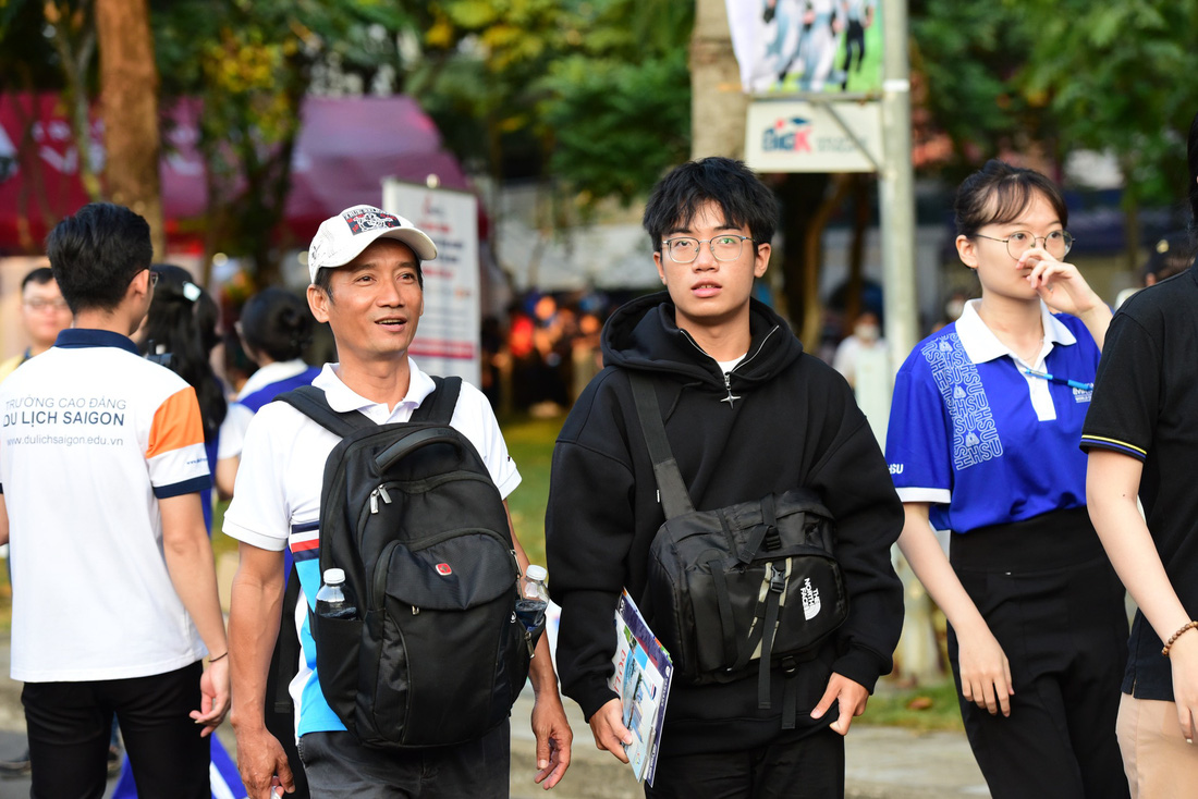 Hai cha con anh Minh Quân đi từ Bạc Liêu từ 1h sáng để kịp dự chương trình - Ảnh: DUYÊN PHAN