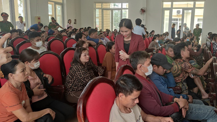 Ngày 28-3, đông đảo người dân thị trấn Triệu Sơn tham gia buổi đối thoại với lãnh đạo UBND huyện Triệu Sơn (Thanh Hóa) về sáp nhập trường - Ảnh CTV