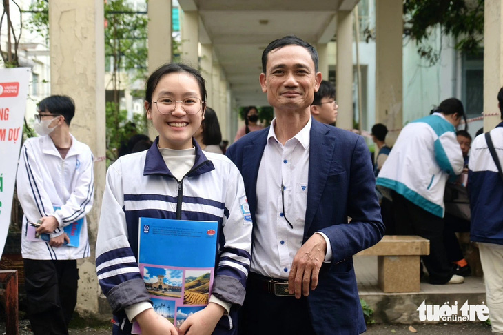 Em Nguyễn Thu Hiền, học sinh Trường THPT Quỳnh Thọ (tỉnh Thái Bình), được bố đưa ra Hà Nội tham dự kỳ thi đánh giá năng lực đợt đầu tiên năm 2024 - Ảnh: NGUYÊN BẢO