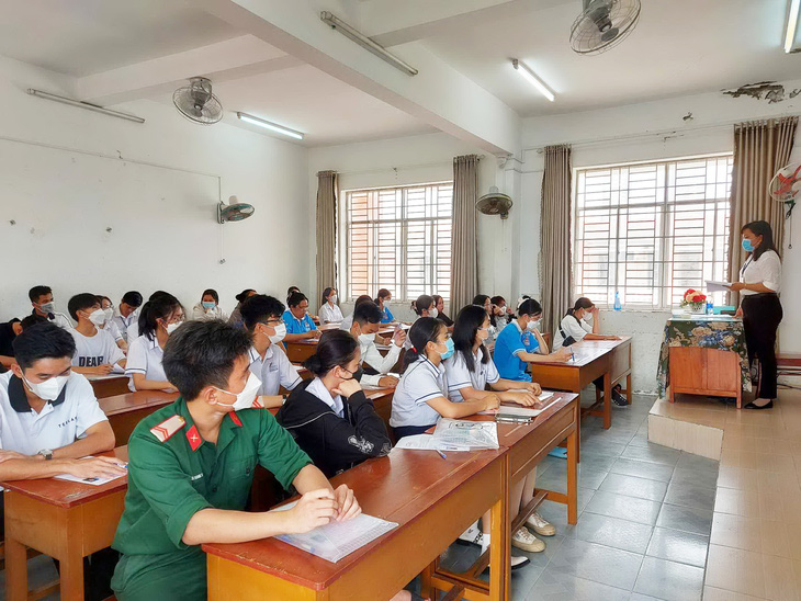 Các thí sinh ở Kiên Giang đến điểm thi nghe phổ biến quy chế thi tốt nghiệp THPT năm 2023 - Ảnh: CHÍ CÔNG