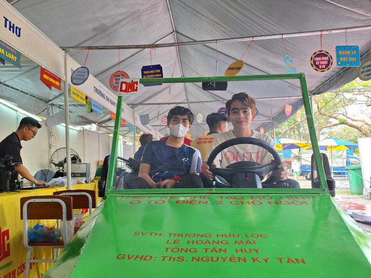 Mô hình xe điện độc đáo của sinh viên Trường đại học Nam Cần Thơ - Ảnh: TRỌNG NHÂN