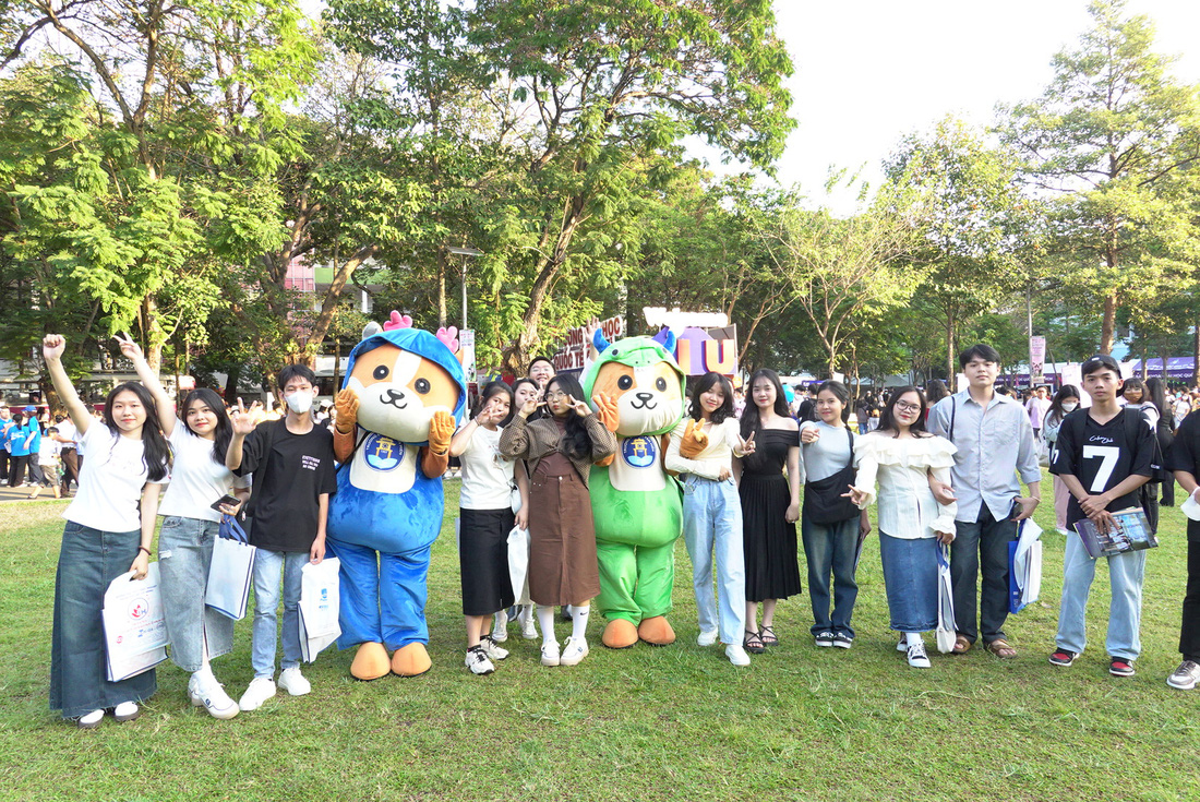 Học sinh Trường THPT Gò Công Đông, tỉnh Tiền Giang hào hứng chụp hình cùng mascot tại ngày hội - Ảnh: NHƯ HÙNG