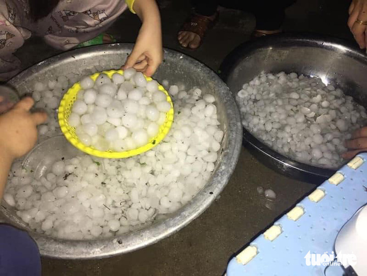 Người dân huyện Quỳ Châu, Nghệ An nhặt các viên mưa đá to như quả trứng gà - Ảnh: BÉ VINH