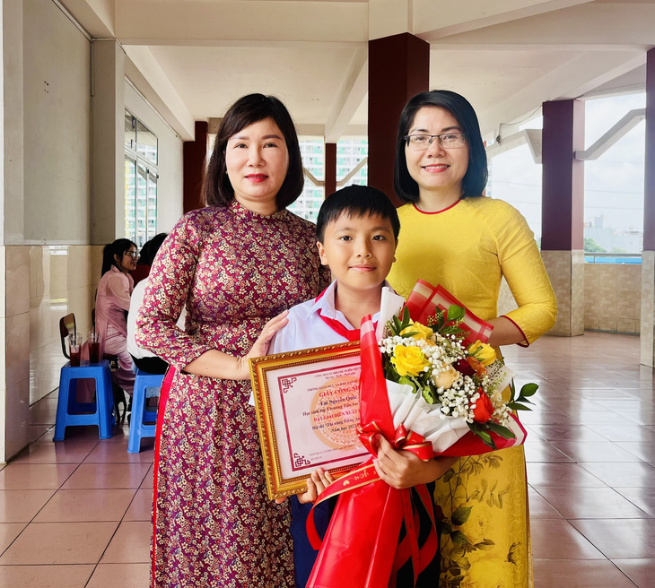 Em Nguyễn Anh Tuấn bên thầy cô khi nhận giấy khen cho cá nhân có diễn xuất hay nhất từ hội thi - Ảnh: MỸ DUNG 