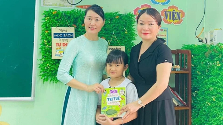 Trường tiểu học Lương Thế Vinh, Đà Nẵng tặng quà cho học sinh có số lần đăng video đọc sách chất lượng - Ảnh: M.T.