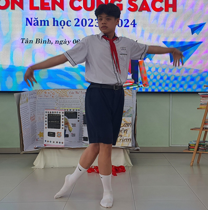 Nhật Minh, học sinh Trường Âu Lạc, thể hiện một bài múa lấy cảm hứng từ tác phẩm Mắt biếc - Ảnh: H.HG