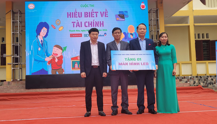 Ban tổ chức tặng màn hình LED cho Trường THPT huyện Cẩm Thủy 1 (Thanh Hóa) tại chương trình 