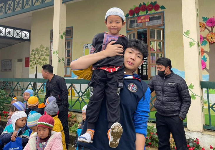 Minh tham gia giao lưu với trẻ em tại Mộc Châu, Sơn La trong dự án Thương em mùa 1 - Ảnh: NVCC