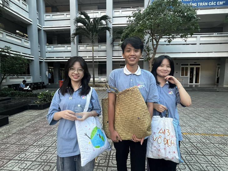 Học sinh đi dạo sân trường với những chiếc túi tự sáng tạo và thân thiện môi trường - Ảnh: MỸ DUNG