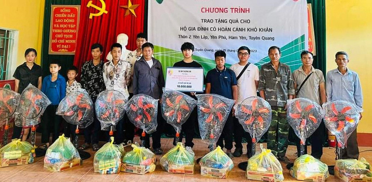 Dự án Thương em của Minh phối hợp với một đơn vị tổ chức trao quà cho một số gia đình khó khăn ở Tuyên Quang - Ảnh: NVCC
