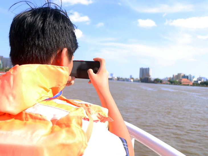 Hàng trăm học sinh thích thú đi thuyền chụp ảnh sông Sài Gòn- Ảnh 3.