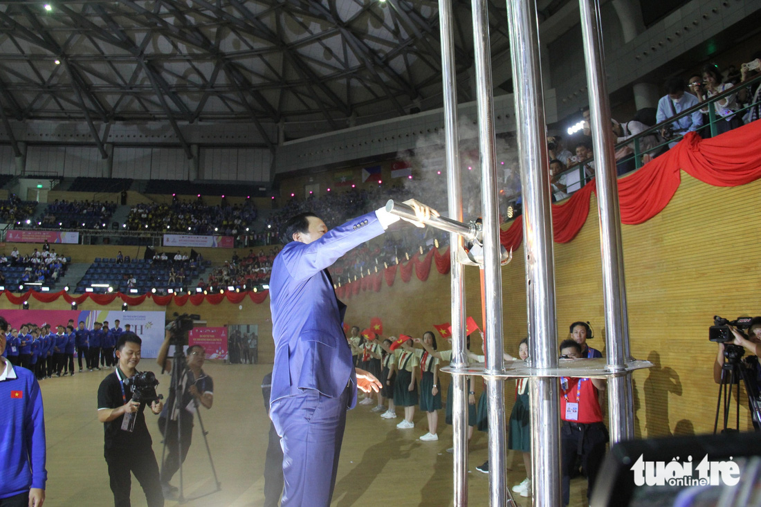 Ngọn lửa của Đại hội Thể thao học sinh Đông Nam Á được Phó thủ tướng Trần Hồng Hà thắp lên trên lễ đài