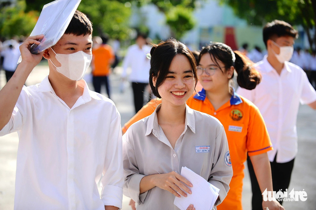 Thí sinh tại điểm thi trường Quốc học Quy Nhơn (Bình Định) - Ảnh: LÂM THIÊN