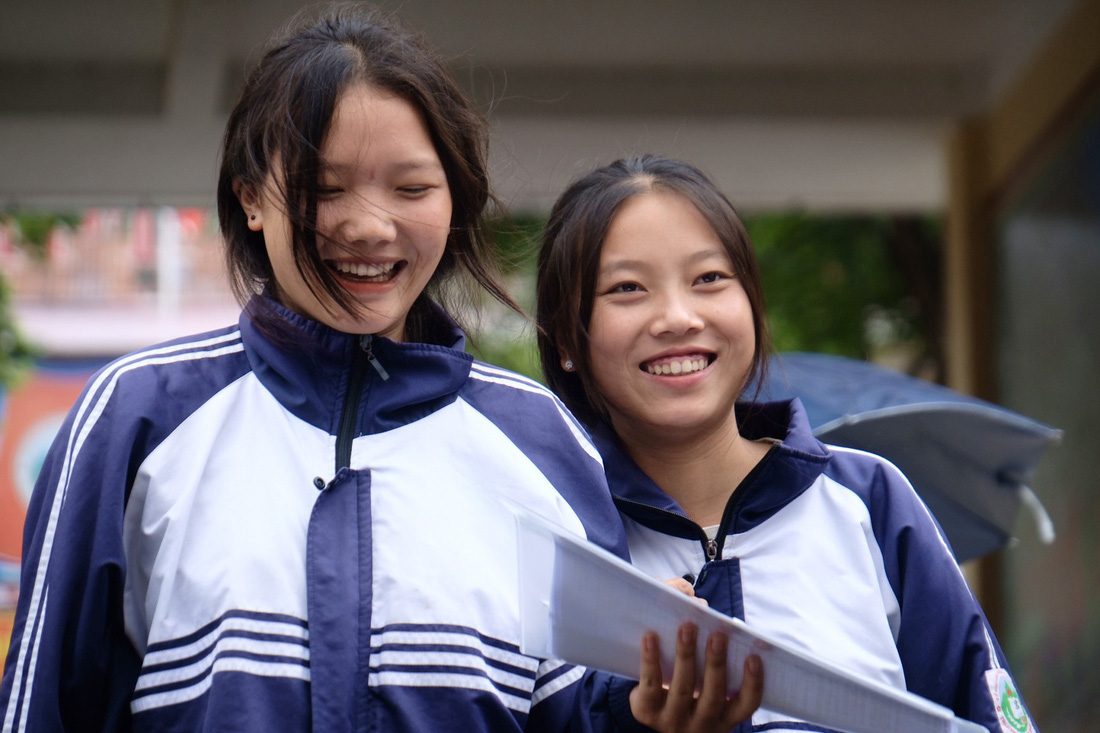 Nhiều thí sinh tại điểm thi Trường THPT số 1 Bắc Hà (Lào Cai) tươi cười rạng rỡ sau khi hoàn thành bài thi môn ngữ văn - Ảnh: NGUYÊN BẢO