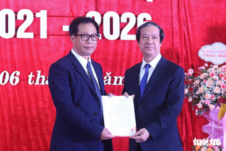 PGS.TS Lê Anh Phương (trái) nhận quyết định bổ nhiệm làm giám đốc Đại học Huế năm 2022 - Ảnh: NGUYỄN TRỌNG