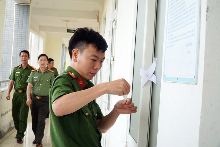 Lực lượng công an kiểm tra công tác an ninh kỳ thi tuyển sinh lớp 10 năm học 2023-2024 tại huyện Nghi Lộc, Nghệ An - Ảnh: DOÃN HÒA