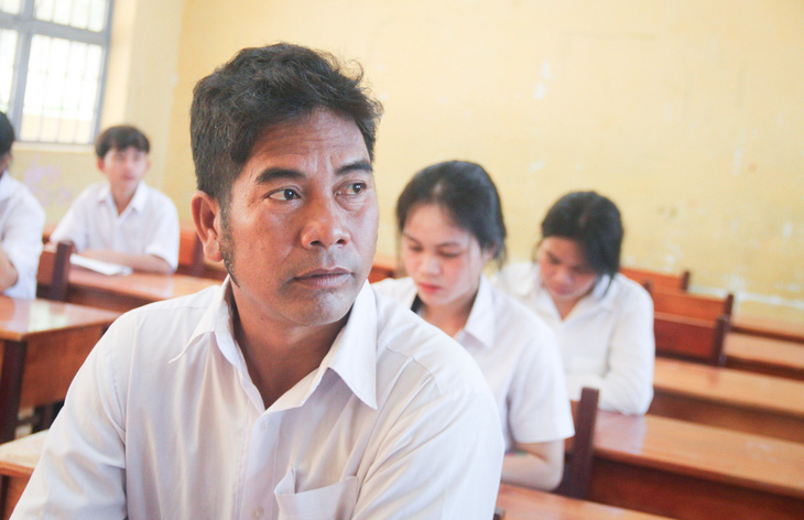 Thầy giáo Rơ Châm Un trong lần thi tốt nghiệp THPT thứ hai, với hy vọng cầm được tấm bằng tốt nghiệp - Ảnh: T.H. 