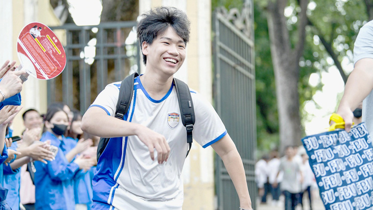 Một thí sinh Hà Nội vui tươi rời khỏi điểm thi sau khi hoàn thành môn thi cuối cùng - Ảnh: NAM TRẦN