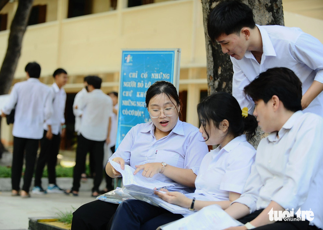 Thí sinh tại điểm thi trường Quốc học Quy Nhơn (Bình Định) trao đổi sau buổi thi toán - Ảnh: LÂM THIÊN