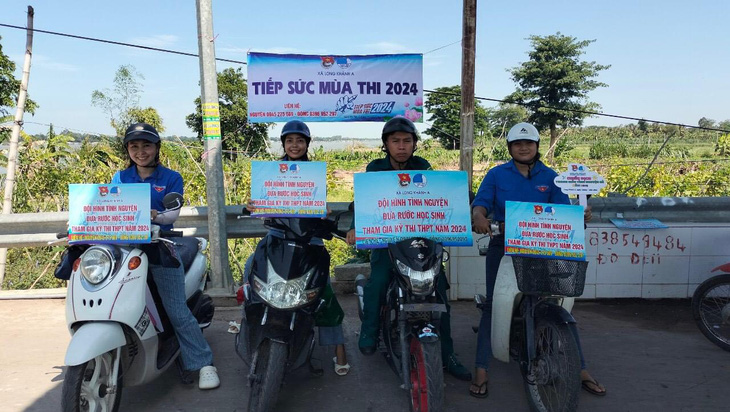 Đội xe hỗ trợ đưa đón thí sinh tại huyện Hồng Ngự - Ảnh: TỐNG DOANH 