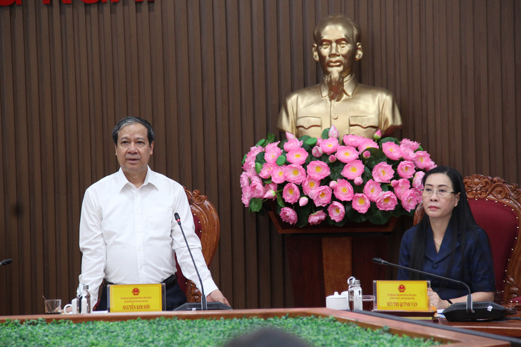 Bộ trưởng Nguyễn Kim Sơn lưu ý nhiều vấn đề để Quảng Ngãi chủ động xử lý, đảm bảo kỳ thi an toàn - Ảnh: TRẦN MAI