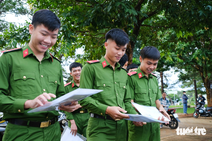 Nhóm thí sinh công an nghĩa vụ của Trại giam Gia Trung, Gia Lai, tới tham gia kỳ thi sáng 27-6 - Ảnh: TẤN LỰC
