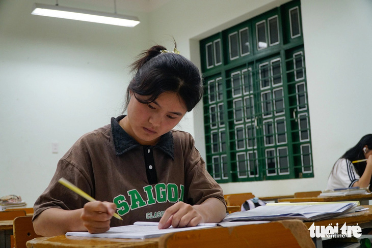 Em Lù Thị Xó, người dân tộc Mông, lên lớp học buổi tối trước 30 phút để tranh thủ giải đề tiếng Anh. Xó ước mơ trở thành một cô giáo âm nhạc