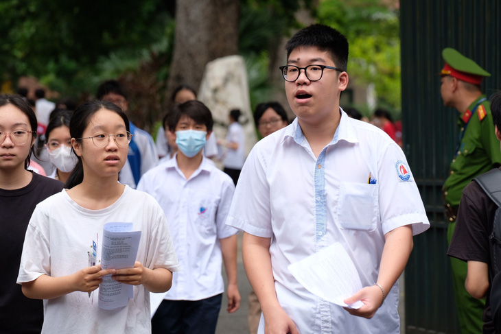 Thí sinh trong buổi thi tuyển sinh vào lớp 10 năm học 2024 - 2025 của Hà Nội - Ảnh: NGUYÊN BẢO